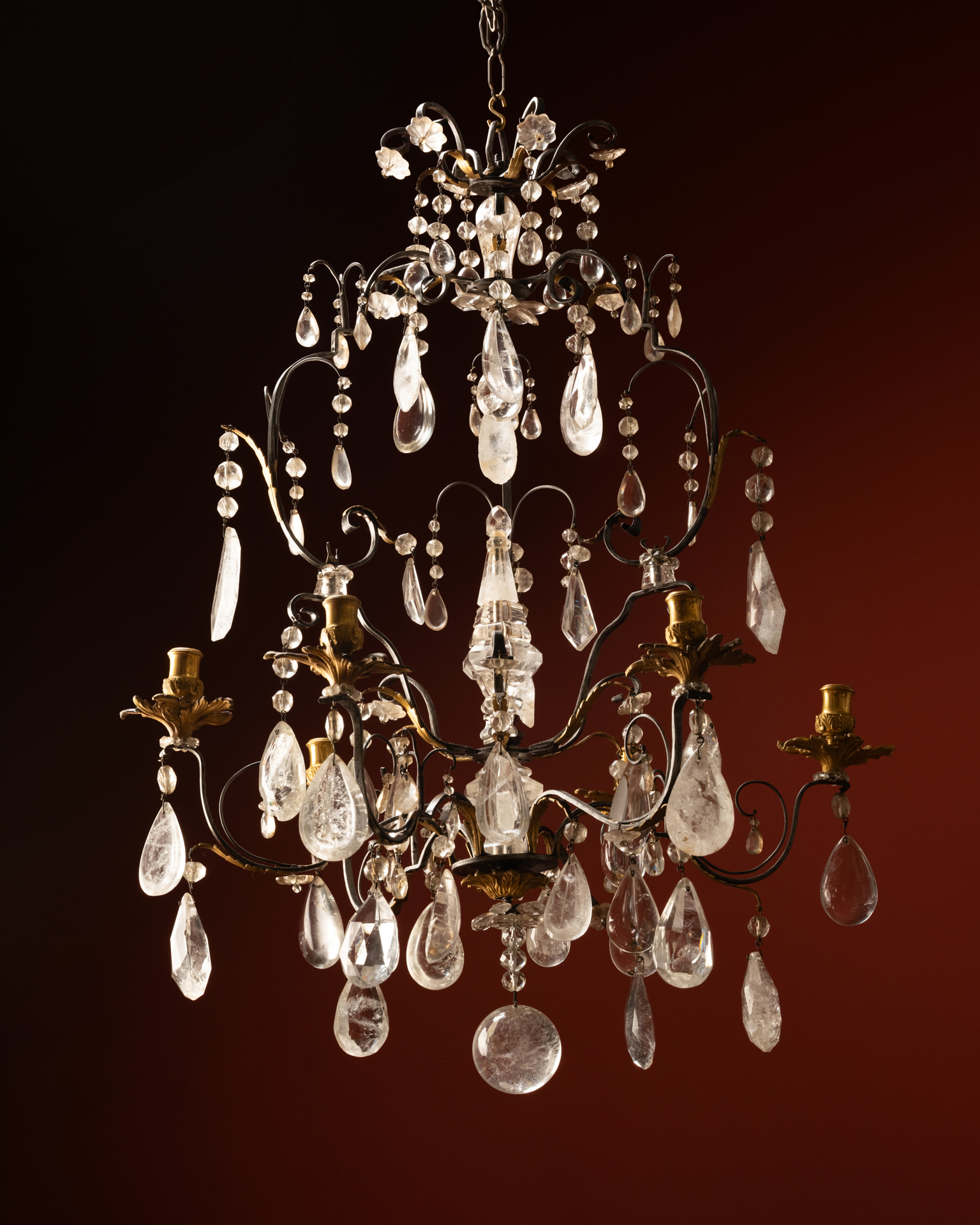 Lustre à six feux en fer forgé, bronze doré et cristal de roche, début du XVIIIe siècle