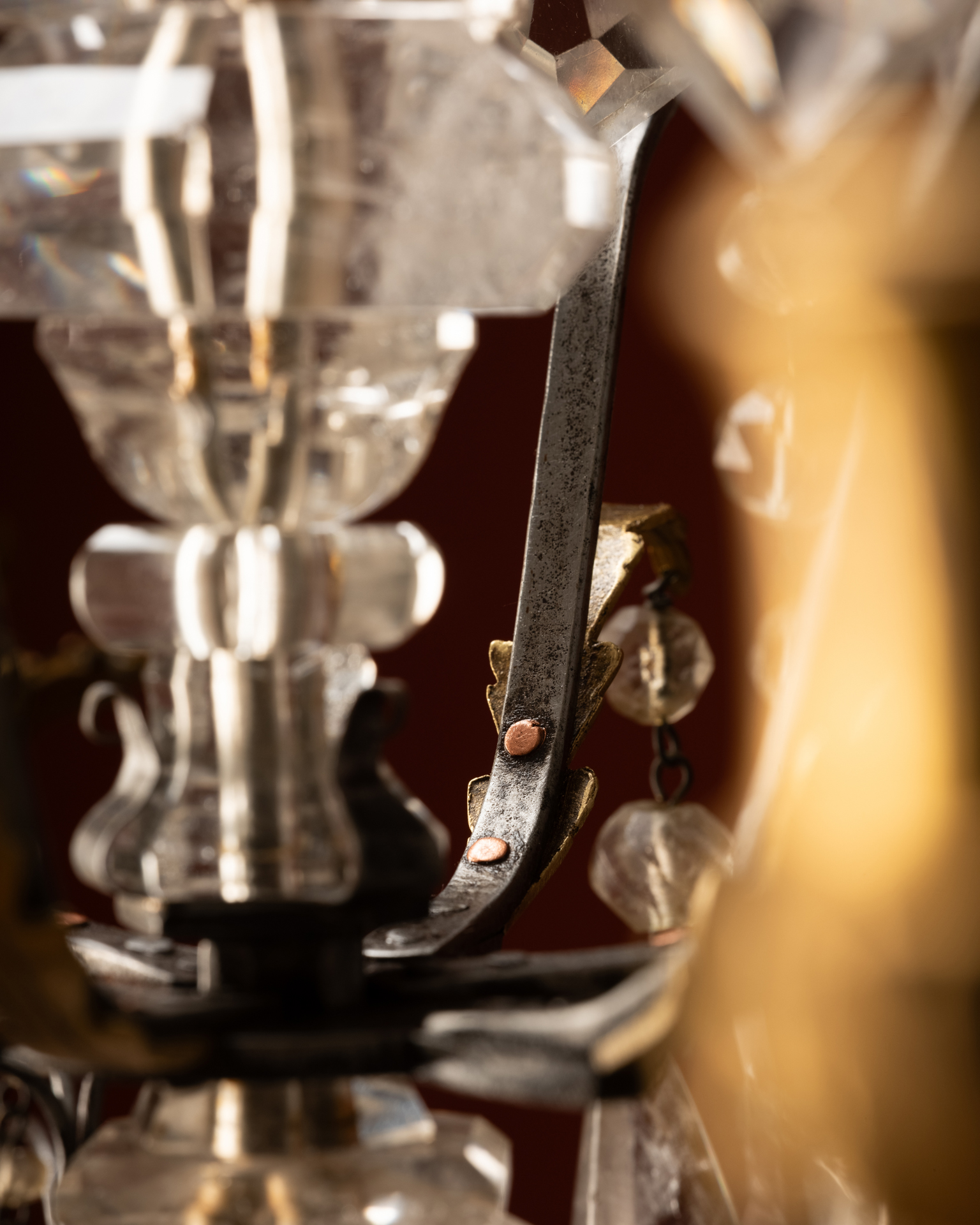 Lustre à six feux en fer forgé, bronze doré et cristal de roche, début du XVIIIe siècle